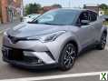 Photo toyota c-hr 1.2 benz 1 e main carnet